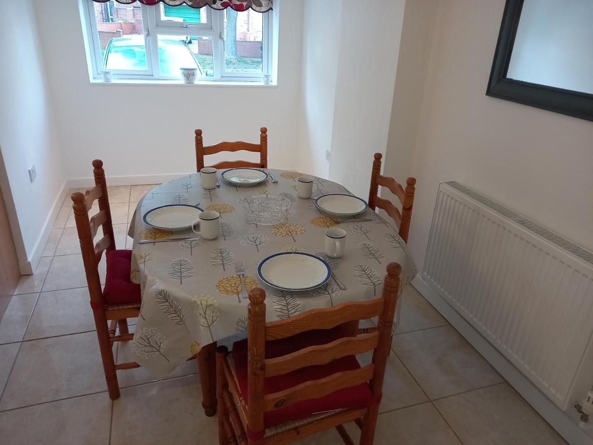 Leominster 3 Bedroom House Parking Garden Private מראה חיצוני תמונה